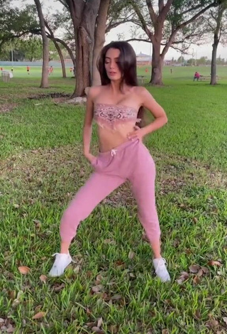 Paola Ruiz (@paoruizb) #cropped  #bunda tremendo  #calça  #calça rosa  «Tú 4@ de wtsp quiere bailar...»