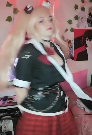 Ryn GamerGirl Egirl (@psycho_gummy) #cosplay  #peitos saltando  #decote  #sexy  «This song gives me  seratonin...»