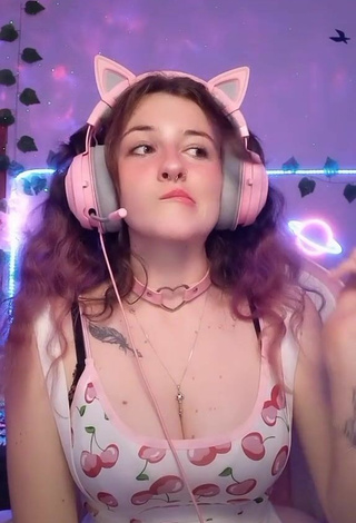 Ryn GamerGirl Egirl (@psycho_gummy) #decote  #peitos grandes  #top  «Rawr wanna play a game ? live on...»