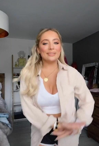 Saffron Barker (@saffronbarker) #cropped  #top branco  #decote  #shorts  #shorts pretos  «Been a long time coming huh??»