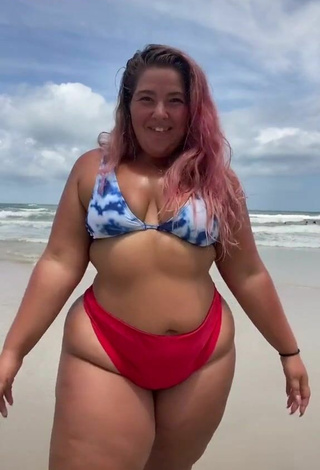 Sam Paige (@sampaigeeee) #praia  #bikini  #decote  #bunda tremendo  #calcinha do biquíni vermelho  «You know Ima thicka b»