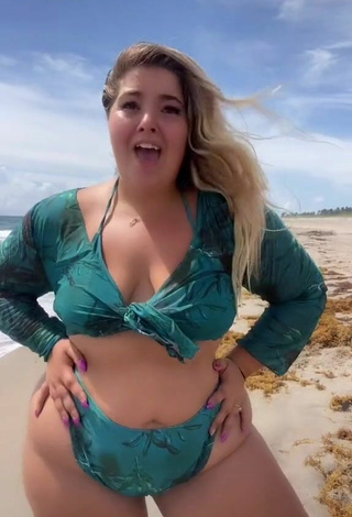 Sam Paige (@sampaigeeee) #praia  #bikini  #biquíni verde  #decote  «Had to use this audio on my main...»