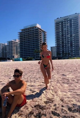 Sasha Ferro (@sashaferro) #praia  #bikini  #decote  #bunda tremendo  «Mi novio puntúa mi baile en los...»