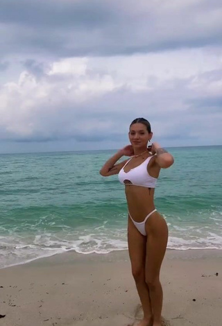 Sasha Ferro (@sashaferro) #praia  #bikini  #biquíni branco  #decote  #bunda tremendo  #calcinha  «Like a este video y te...»