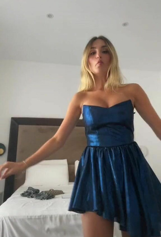 Sofia Dalle Rive (@sofiadallerive) #decote  #vestido  #vestido azul  «Preparandomi per la festa»