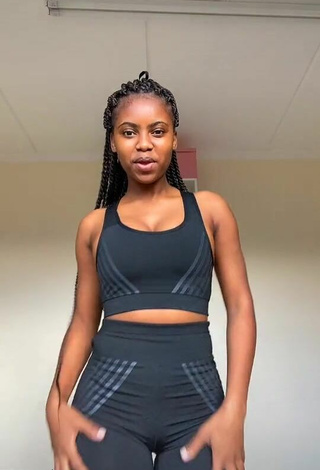 Sphokuhle.n (@sphokuhle.n) #cropped  #top cinza  #legging  #legging cinza  #decote  #bunda tremendo  «Pre workout #risingvoices #fyp»