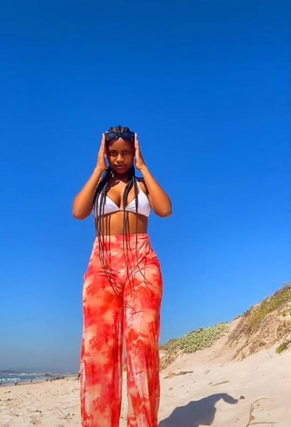 Sphokuhle.n (@sphokuhle.n) #praia  #top de biquíni  #top de biquíni branco  #calça  #bunda tremendo  #decote  «Dc:@tracy.oj #keeprising»