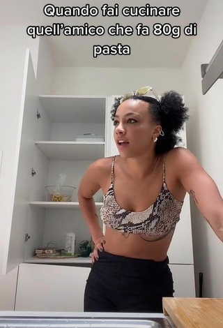 Banana (@tiktokofbanana) #top de biquíni  #top de biquíni com estampa de cobra  #decote  «La maleducazione l’arroganza e...»