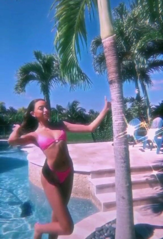 Valeria Arguelles (@valeriaxxargu) #piscina  #bikini  #biquíni rosa  #decote  «This song is so    #foryou...»