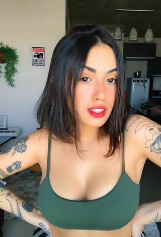 Vitoria Marcilio (@vitoriamarcilioo) #corpo tatuado  #decote  #peitos saltando  #cropped  #top verde  «ficou muito ruim? To tentando...»