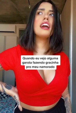 Vitoria Marcilio (@vitoriamarcilioo) #decote  #cropped  #top vermelho  #corpo tatuado  «prazer eu sou assim #fy #fyp»