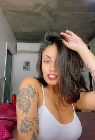 Vitoria Marcilio (@vitoriamarcilioo) #decote  #corpo tatuado  #peitos grandes  #sem sutiã  #cropped  #top branco  «qm tá acordado aí manda um salve...»