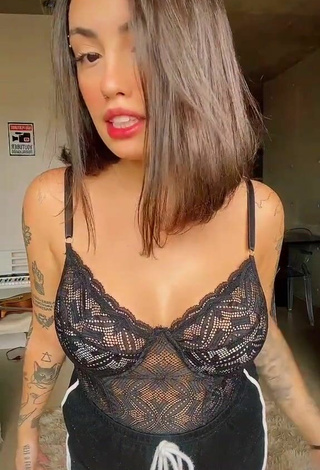 Vitoria Marcilio (@vitoriamarcilioo) #shorts  #shorts pretos  #corpo tatuado  #maiô  #ver através do body  #sexy  «bom dia   educados respondem #fy»