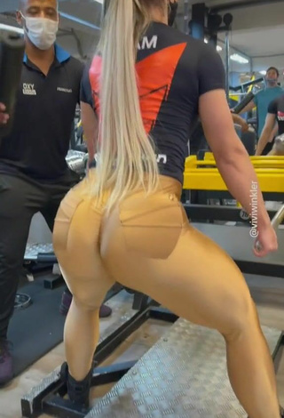 Vivi Winkler (@viviwinkleroficial) #clube de esportes  #legging  #leggings douradas  #fitness  #bunda grande  «TREINO COMPLETO DE GLÚTEOS PARTE...»