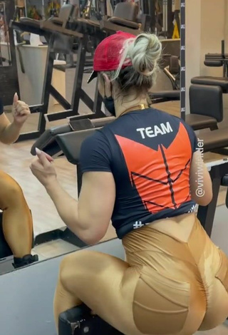 Vivi Winkler (@viviwinkleroficial) #clube de esportes  #legging  #leggings douradas  #bunda grande  «TREINO COMPLETO DE GLÚTEOS PARTE...»