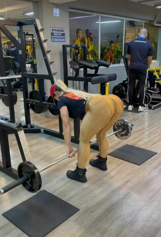 Vivi Winkler (@viviwinkleroficial) #clube de esportes  #legging  #leggings douradas  #bunda grande  #fitness  «TREINO COMPLETO DE GLÚTEOS PARTE...»