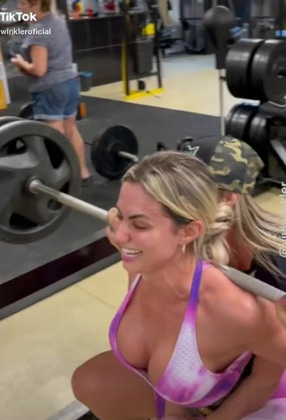 Vivi Winkler (@viviwinkleroficial) #clube de esportes  #fitness  #decote  #peitos grandes  #geral  «TREINO COMPLETO DE POSTERIORES E...»