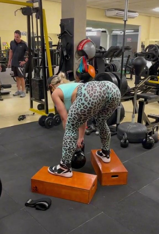 Vivi Winkler (@viviwinkleroficial) #clube de esportes  #fitness  #geral  #bunda grande  #sexy  «TREINO DE GLÚTEOS PARTE 02/10...»