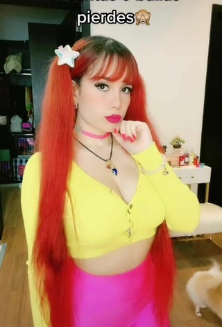 Katherine Cal Afú (@windygirk) #cropped  #top amarelo  #decote  #sexy  «Un reto extremo  #windygirk...»