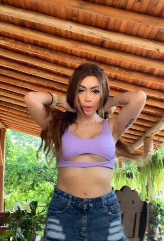 Yazmin Andreina (@yazminandreina) #shorts  #shorts jeans  #top de biquíni  #top de biquíni violeta  #abaixo do peito  #bunda tremendo  «12 de años de mala suerte si no...»