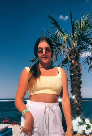 Zelenskaya Darina (@zelenska.darina) #beira-mar  #cropped  #top amarelo  #shorts  #shorts branco  #bunda tremendo  «28*C»