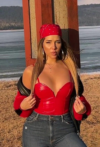 MIRAVI (@1miravi) #praia  #sexy  #top  #topo vermelho  #calça  #calça jeans  «Если слушаешь Мияги, ставь +»