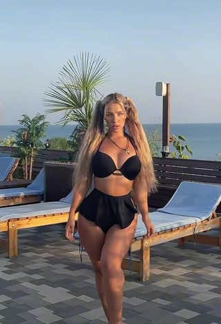 MIRAVI (@1miravi) #bikini  #biquíni preto  «Да, было миллион дублей»