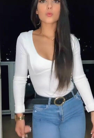 Adriana Daabub (@adhasbun) #top  #top branco  #jeans  #dança de saque  «Ahora toco sola  ‍♀️ #fyp #parati»