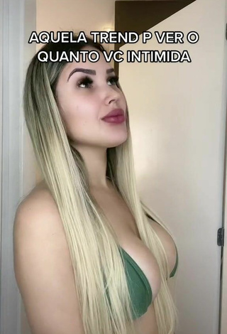 Alannis Proenca (@alannisproenca) #lábios vermelhos  #top de biquíni  #top de biquíni verde  #decote  #corpo tatuado  #peitos grandes  «De 0 a 10 quanto eu intimido...»