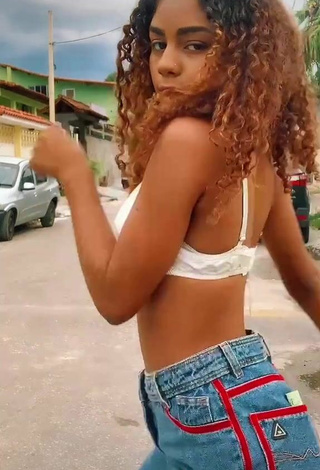 Angel Oficial (@angeloficial_) #rua  #sutiã  #sutiã branco  #sutiã de renda  #decote  #calça jeans  «N da gente, olha essa música...»