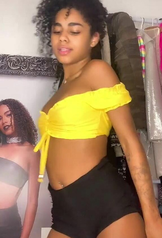 Angel Oficial (@angeloficial_) #cropped  #top amarelo  #piercing no umbigo  #corpo tatuado  #shorts apertados  #dança de saque 