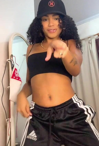 Angel Oficial (@angeloficial_) #cropped  #top preto  #calças esportivas  #corpo tatuado  #piercing no umbigo  #dança de saque  «tu veio na intençãooo...»