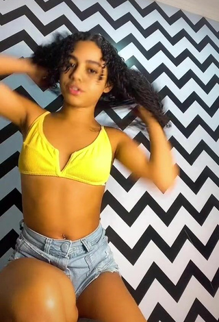 Angel Oficial (@angeloficial_) #corpo tatuado  #piercing no umbigo  #cropped  #top amarelo  #shorts jeans  «Só pq vcs pediram hen #fy #irmas»