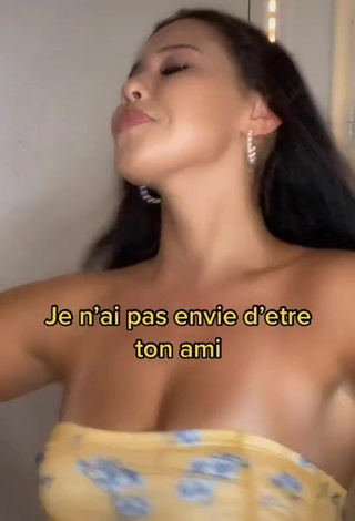 Anissa (@anistxa) #decote  «#pov : ma pote m’a donné comme...»