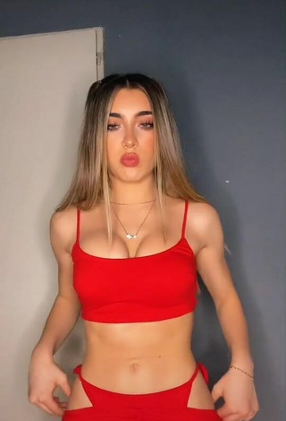 Ariadna Leyes (@ariadnaleyes) #decote  #cropped  #top vermelho  #saia  #saia vermelha  «algo salió  // insta: ariadna_leyes»