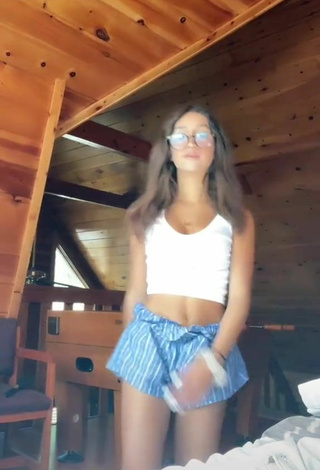 Ava Justin (@avajustin) #decote  #cropped  #top branco  #shorts  «hehe :) this trend is fun !»