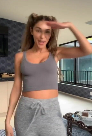 Chantel Jeffries (@chanteljeffries) #cropped  #top cinza  #decote  #apertado  #peitos saltando  «46% idk I need a new dance to...»