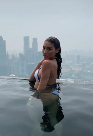 Chantel Jeffries (@chanteljeffries) #molhado  #piscina  #top de biquíni  #peito lateral  #decote  «Singapore   missing traveling...»