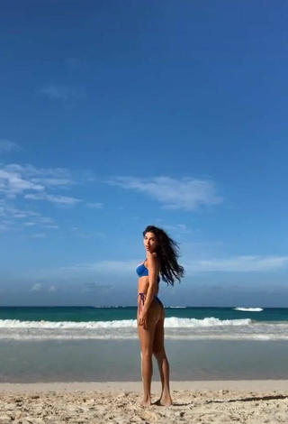 Chantel Jeffries (@chanteljeffries) #bikini  #biquíni azul  #decote  #praia  #bunda  #pernas  «Welcome to Mexico #tulum»