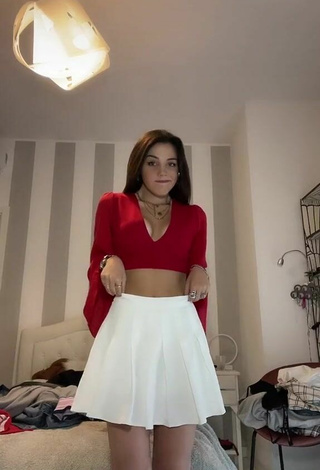 Clarissa Rotelli (@clarissarotelli) #cropped  #top vermelho  #decote  #saia  #saia branca  «Ceinge»