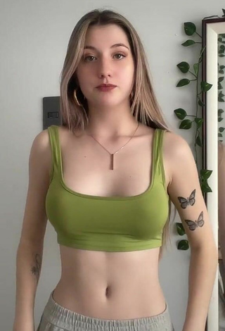 Constanza Javiera (@constanza.jaav) #corpo tatuado  #cropped  #top verde  #decote  «Pensé que me había equivocado...»