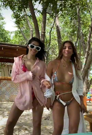 Dahian Lorena Munoz Quinones (@dahianlorenamu) #decote  #bikini  «Best friend   @carolavilah»