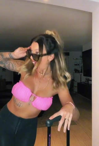 Aline Jost (@di_raimondo_aline) #top de biquíni  #top de biquíni rosa  #decote  #peito lateral  #corpo tatuado  #calça  #calças pretas  «#JetSet MOIN ✌️ #robert #fy...»