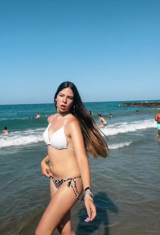 Esther Martinez (@estheermartinez_) #decote  #bikini  #praia  «Me esta cegando del sol xd  ☀️...»