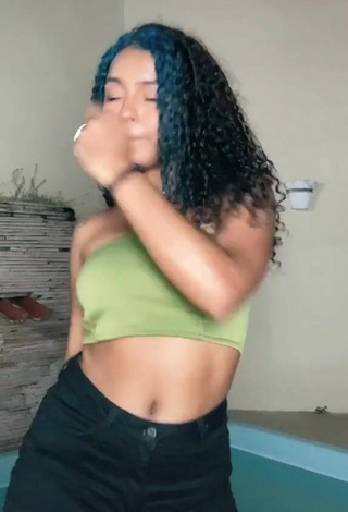 Radija Pereira (@euradijapereira) #decote  #corpo tatuado  #top tubo  #top de tubo verde-oliva  #shorts  #shorts pretos  «Eu não gostei mais me achei...»