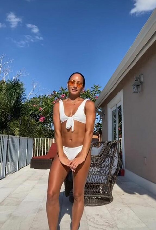 Gabi Butler (@gabi_butler1617) #decote  #corpo tatuado  #bikini  #biquíni branco  «This song is always in my head»