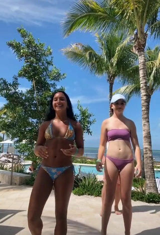 Gabi Butler (@gabi_butler1617) #bikini  #decote  «Met some people at the resort...»