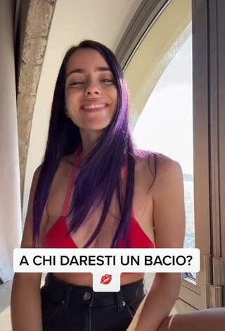 Giulia Penna (@giuliapennaofficial) #decote  #corpo tatuado  #top de biquíni  #top de biquíni vermelho  «A CHI DARESTI UN BACIO...»