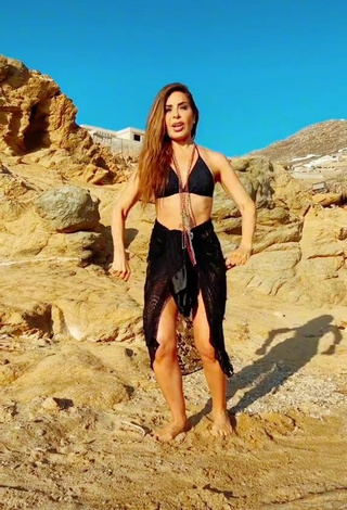 Gloria Trevi (@gloriatrevioficial) #decote  #top de biquíni  #top de biquíni preto  «Pero seguí practicando...»