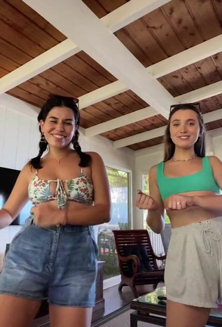 Hannah Meloche (@hannahmelochewhy) #decote  #top de biquíni  #top de biquíni verde  #shorts  «WE MADE UP A DANCE !!!! go do it...»